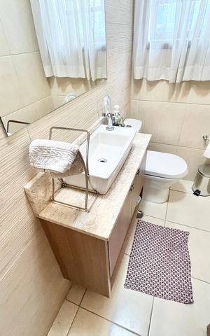 Casa à venda com 250m², 3 quartos e 2 vagas Casa à venda com 250m², 3 quartos e 2 vagasLavabo