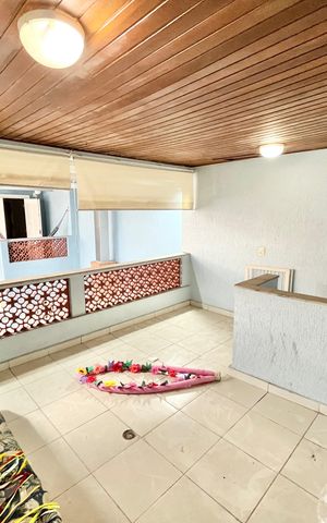 Casa à venda com 250m², 3 quartos e 2 vagas Casa à venda com 250m², 3 quartos e 2 vagasVaranda