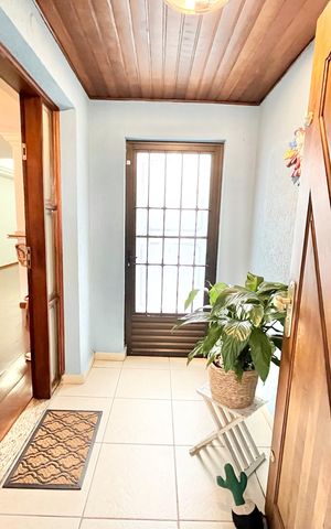 Casa à venda com 250m², 3 quartos e 2 vagas Casa à venda com 250m², 3 quartos e 2 vagasEntrada