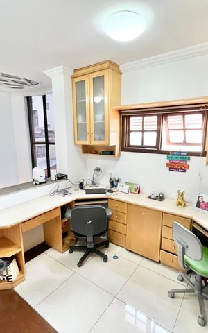 Casa à venda com 250m², 3 quartos e 2 vagas Casa à venda com 250m², 3 quartos e 2 vagasEscritório