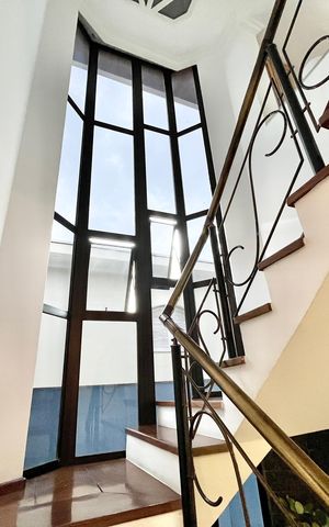 Casa à venda com 250m², 3 quartos e 2 vagas Casa à venda com 250m², 3 quartos e 2 vagasEscada