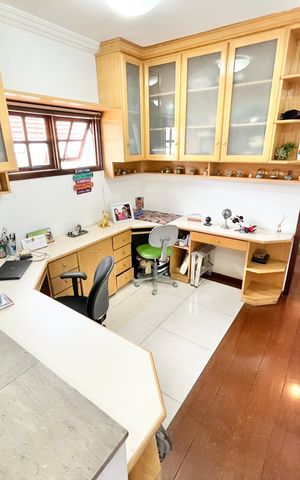 Casa à venda com 250m², 3 quartos e 2 vagas Casa à venda com 250m², 3 quartos e 2 vagasEscritório