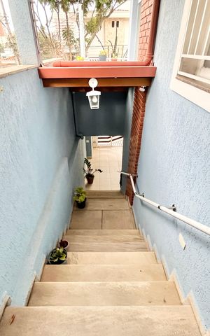 Casa à venda com 250m², 3 quartos e 2 vagas Casa à venda com 250m², 3 quartos e 2 vagasEscada