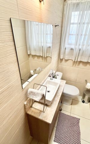 Casa à venda com 250m², 3 quartos e 2 vagas Casa à venda com 250m², 3 quartos e 2 vagasLavabo