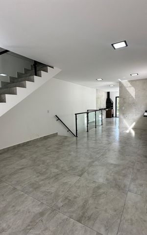 Casa de condomínio à venda com 178m², 3 quartos e 2 vagasEscada