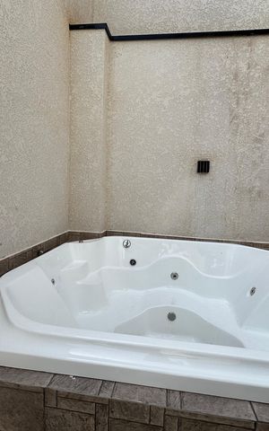 Casa de condomínio à venda com 178m², 3 quartos e 2 vagasHidro Massagem