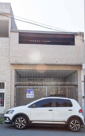 Casa à venda com 196m², 3 quartos e 2 vagasFachada