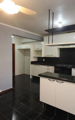 Casa à venda com 472m², 5 quartos e 4 vagas Casa à venda com 472m², 5 quartos e 4 vagasCozinha