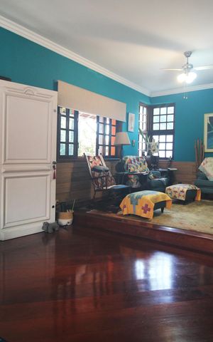 Casa à venda com 271m², 4 quartos e 4 vagas
