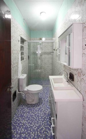 Casa para alugar com 180m², 2 quartos e 1 vaga Casa para alugar com 180m², 2 quartos e 1 vagaBanheiro social