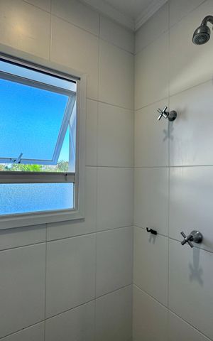Casa de condomínio para alugar com 1030m², 5 quartos e 8 vagas Casa de condomínio para alugar com 1030m², 5 quartos e 8 vagasBanheiro da Suíte 4
