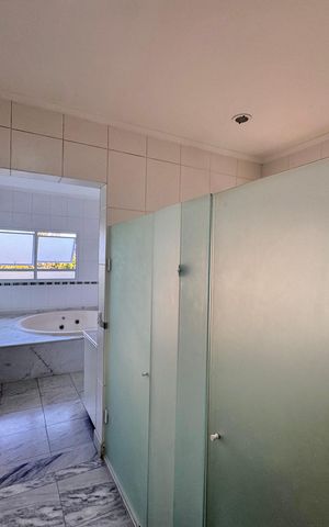 Casa de condomínio para alugar com 1030m², 5 quartos e 8 vagas Casa de condomínio para alugar com 1030m², 5 quartos e 8 vagasBanheiro da Suíte 1