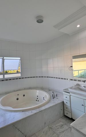 Casa de condomínio para alugar com 1030m², 5 quartos e 8 vagas Casa de condomínio para alugar com 1030m², 5 quartos e 8 vagasBanheiro da Suíte 1
