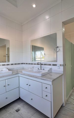 Casa de condomínio para alugar com 1030m², 5 quartos e 8 vagas Casa de condomínio para alugar com 1030m², 5 quartos e 8 vagasBanheiro da Suíte 1