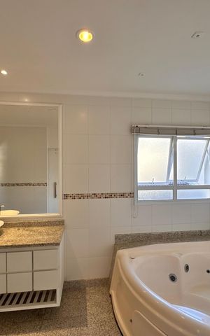 Casa de condomínio para alugar com 1030m², 5 quartos e 8 vagas Casa de condomínio para alugar com 1030m², 5 quartos e 8 vagasBanheiro da Suíte 4