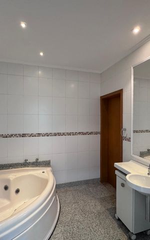 Casa de condomínio para alugar com 1030m², 5 quartos e 8 vagas Casa de condomínio para alugar com 1030m², 5 quartos e 8 vagasBanheiro da Suíte 3