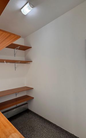 Casa de condomínio para alugar com 1030m², 5 quartos e 8 vagas Casa de condomínio para alugar com 1030m², 5 quartos e 8 vagasCloset da Suíte 2