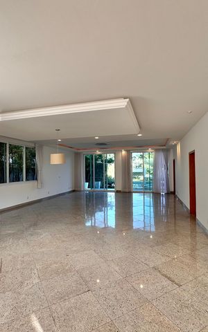 Casa de condomínio para alugar com 1030m², 5 quartos e 8 vagas Casa de condomínio para alugar com 1030m², 5 quartos e 8 vagasSala