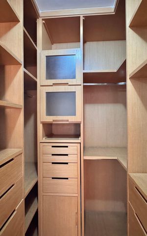 Casa de condomínio para alugar com 1030m², 5 quartos e 8 vagas Casa de condomínio para alugar com 1030m², 5 quartos e 8 vagasCloset da Suíte 1