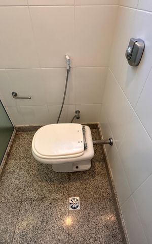 Casa de condomínio para alugar com 1030m², 5 quartos e 8 vagas Casa de condomínio para alugar com 1030m², 5 quartos e 8 vagasBanheiro da Suíte 4