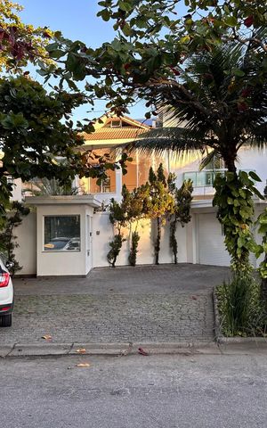 Casa de condomínio para alugar com 1030m², 5 quartos e 8 vagas Casa de condomínio para alugar com 1030m², 5 quartos e 8 vagasFachada
