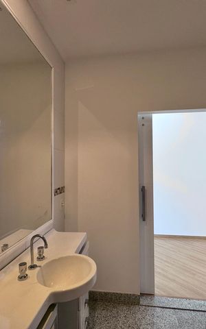 Casa de condomínio para alugar com 1030m², 5 quartos e 8 vagas Casa de condomínio para alugar com 1030m², 5 quartos e 8 vagasBanheiro da Suíte 3