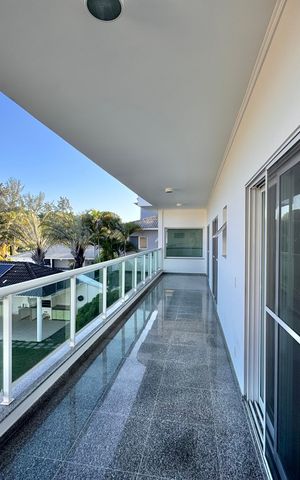Casa de condomínio para alugar com 1030m², 5 quartos e 8 vagas Casa de condomínio para alugar com 1030m², 5 quartos e 8 vagasVaranda da Suíte 1