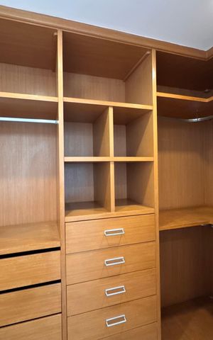 Casa de condomínio para alugar com 1030m², 5 quartos e 8 vagas Casa de condomínio para alugar com 1030m², 5 quartos e 8 vagasCloset da Suíte 4