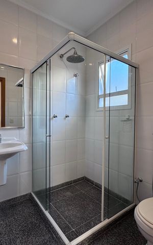 Casa de condomínio para alugar com 1030m², 5 quartos e 8 vagas Casa de condomínio para alugar com 1030m², 5 quartos e 8 vagasBanheiro da Suíte 2