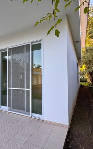 Casa de condomínio para alugar com 1030m², 5 quartos e 8 vagas Casa de condomínio para alugar com 1030m², 5 quartos e 8 vagasÁrea externa