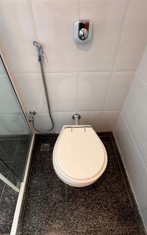 Casa de condomínio para alugar com 1030m², 5 quartos e 8 vagas Casa de condomínio para alugar com 1030m², 5 quartos e 8 vagasBanheiro da Suíte 2