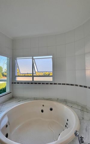 Casa de condomínio para alugar com 1030m², 5 quartos e 8 vagas Casa de condomínio para alugar com 1030m², 5 quartos e 8 vagasBanheiro da Suíte 1