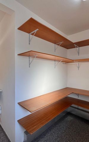 Casa de condomínio para alugar com 1030m², 5 quartos e 8 vagas Casa de condomínio para alugar com 1030m², 5 quartos e 8 vagasCloset da Suíte 2