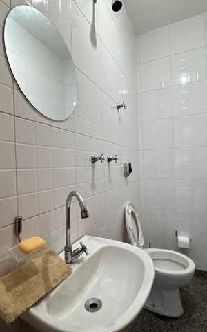 Casa de condomínio para alugar com 1030m², 5 quartos e 8 vagas Casa de condomínio para alugar com 1030m², 5 quartos e 8 vagasBanheiro Serviço