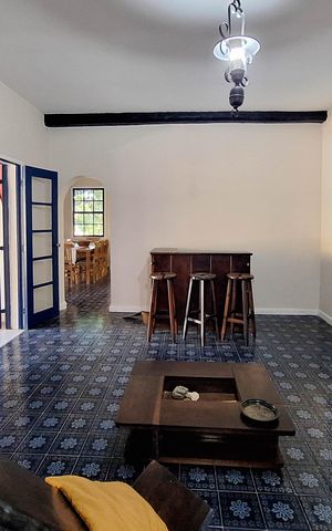 Casa à venda com 150m², 3 quartos e 5 vagas Casa à venda com 150m², 3 quartos e 5 vagasSala