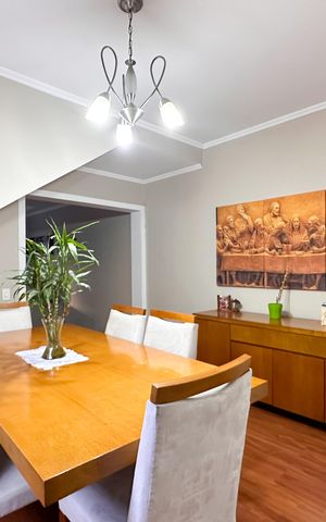 Casa à venda com 252m², 4 quartos e 2 vagas Casa à venda com 252m², 4 quartos e 2 vagasSala de Jantar