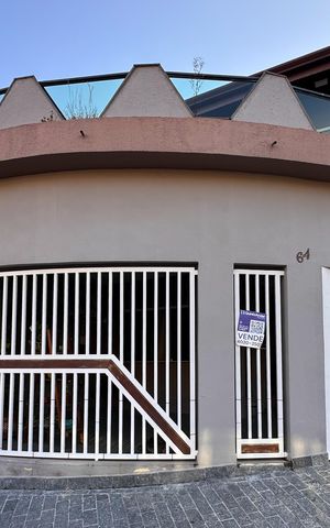 Casa à venda com 252m², 4 quartos e 2 vagas Casa à venda com 252m², 4 quartos e 2 vagasFachada