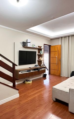 Casa à venda com 252m², 4 quartos e 2 vagas Casa à venda com 252m², 4 quartos e 2 vagasSala