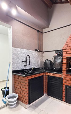 Casa à venda com 252m², 4 quartos e 2 vagas Casa à venda com 252m², 4 quartos e 2 vagasChurrasqueira