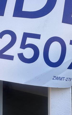 Casa à venda com 252m², 4 quartos e 2 vagas Casa à venda com 252m², 4 quartos e 2 vagasZWMT-279