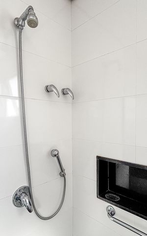 Casa à venda com 366m², 3 quartos e 4 vagas Casa à venda com 366m², 3 quartos e 4 vagasBanheiro da Suíte 2