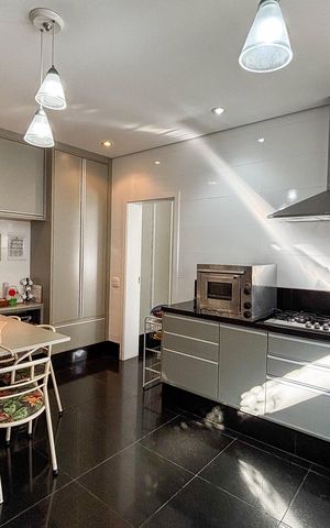 Casa à venda com 366m², 3 quartos e 4 vagas Casa à venda com 366m², 3 quartos e 4 vagasCozinha