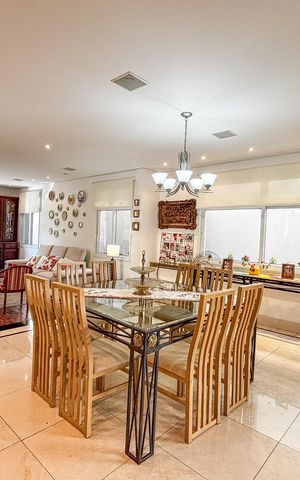 Casa à venda com 366m², 3 quartos e 4 vagas Casa à venda com 366m², 3 quartos e 4 vagasSala de Jantar
