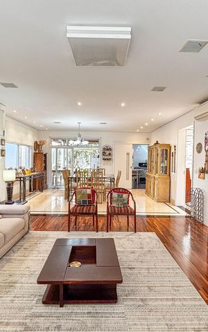 Casa à venda com 366m², 3 quartos e 4 vagas Casa à venda com 366m², 3 quartos e 4 vagasSala