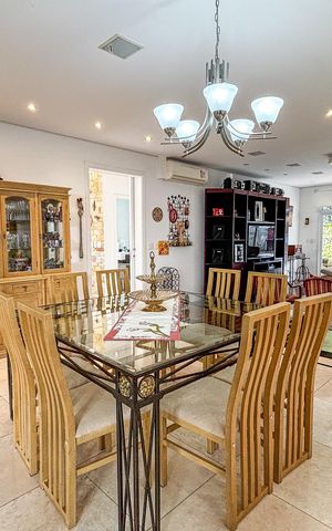 Casa à venda com 366m², 3 quartos e 4 vagas Casa à venda com 366m², 3 quartos e 4 vagasSala de Jantar
