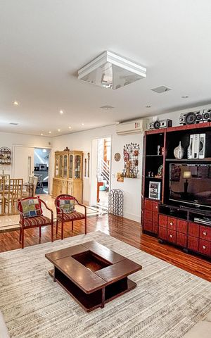 Casa à venda com 366m², 3 quartos e 4 vagas Casa à venda com 366m², 3 quartos e 4 vagasSala