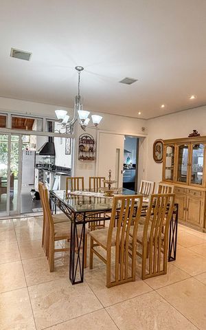 Casa à venda com 366m², 3 quartos e 4 vagas Casa à venda com 366m², 3 quartos e 4 vagasSala de Jantar