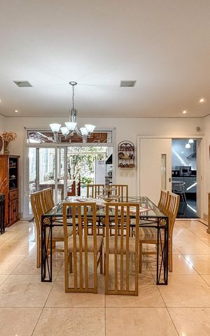 Casa à venda com 366m², 3 quartos e 4 vagas Casa à venda com 366m², 3 quartos e 4 vagasSala de Jantar