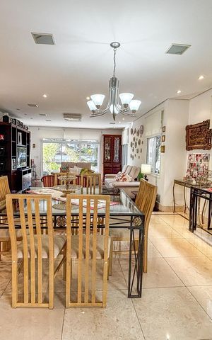 Casa à venda com 366m², 3 quartos e 4 vagas Casa à venda com 366m², 3 quartos e 4 vagasSala de Jantar