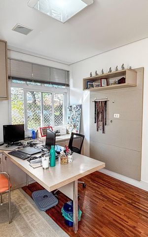 Casa à venda com 366m², 3 quartos e 4 vagas Casa à venda com 366m², 3 quartos e 4 vagasEscritório